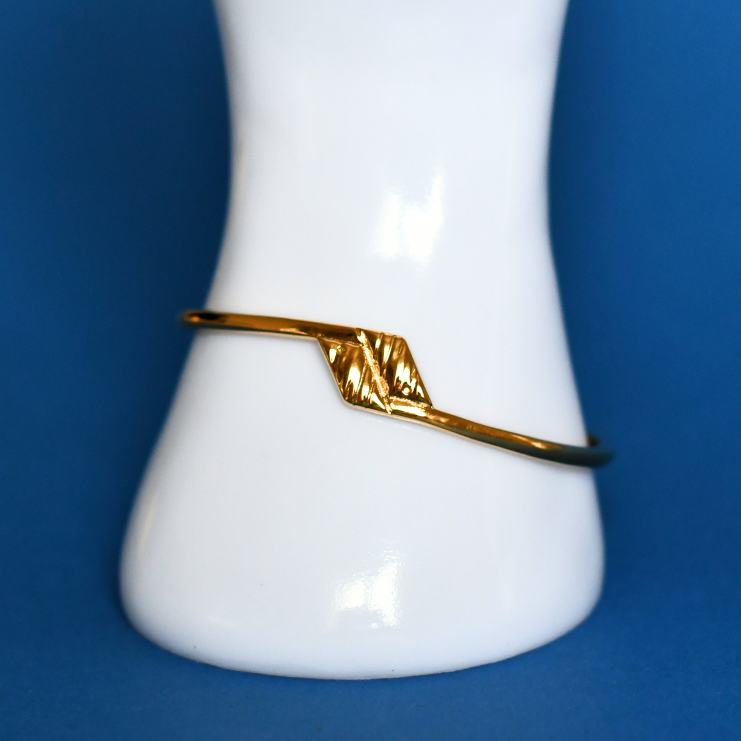 SABOLE stainless steel adjustable bracelet in gold closed on hand - Alogan
