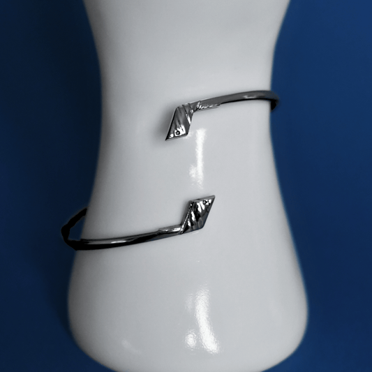 SABOLE stainless steel adjustable bracelet in silver open on hand - Alogan