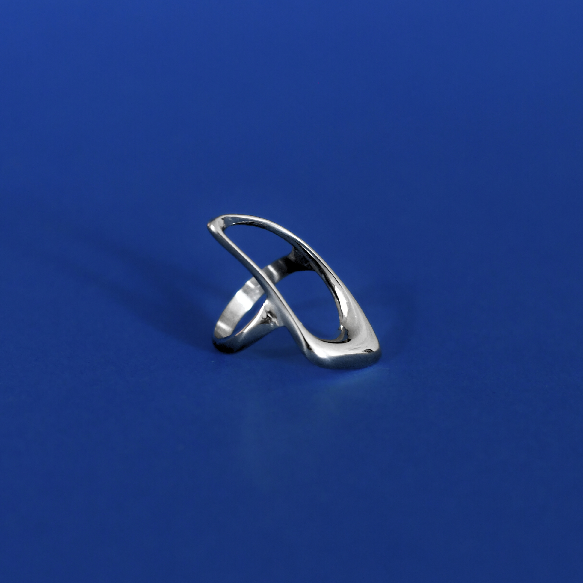 FENTE stainless steel ring with futuristic elegance style in silver side look - Alogan