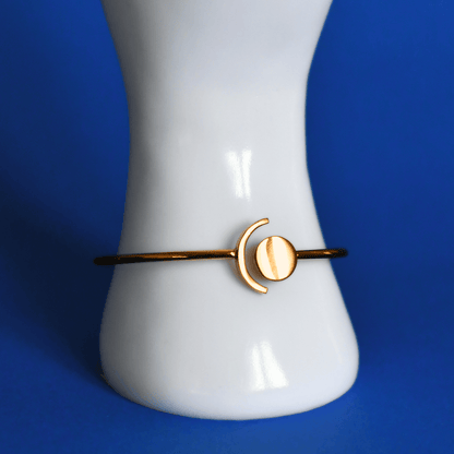 LUNISOL Stainless steel special bracelet in gold on hand - Alogan