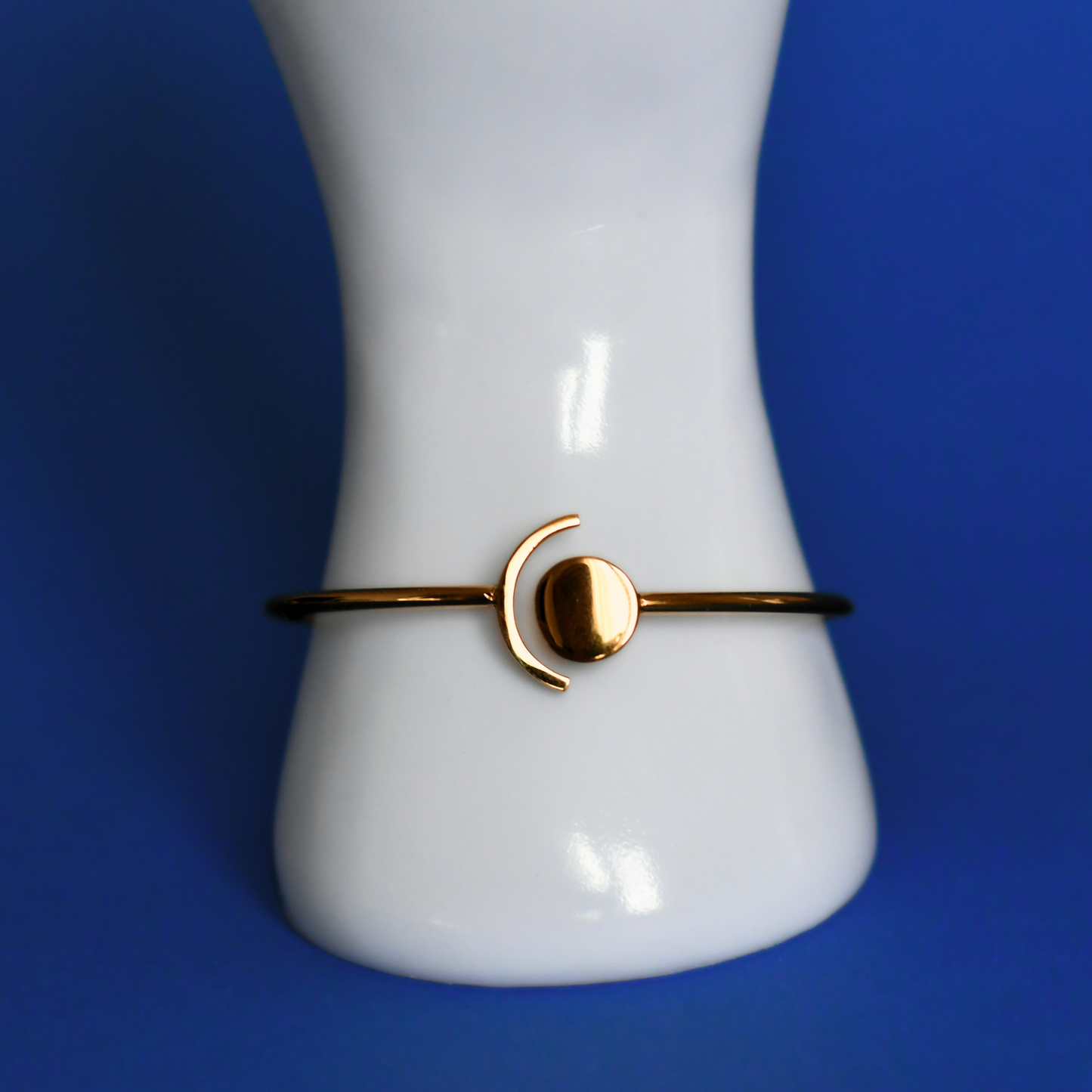 LUNISOL Stainless steel special bracelet in gold on hand 