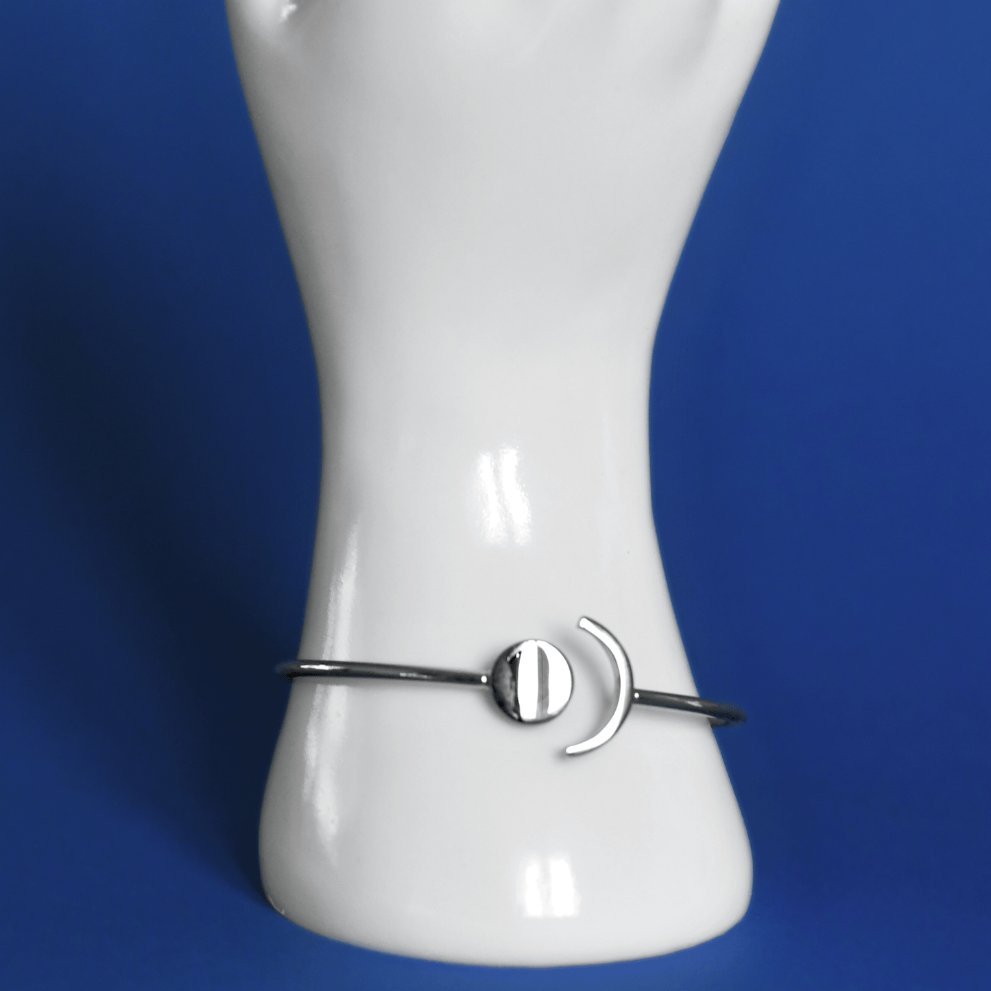 LUNISOL Stainless steel special bracelet in silver on hand - Alogan