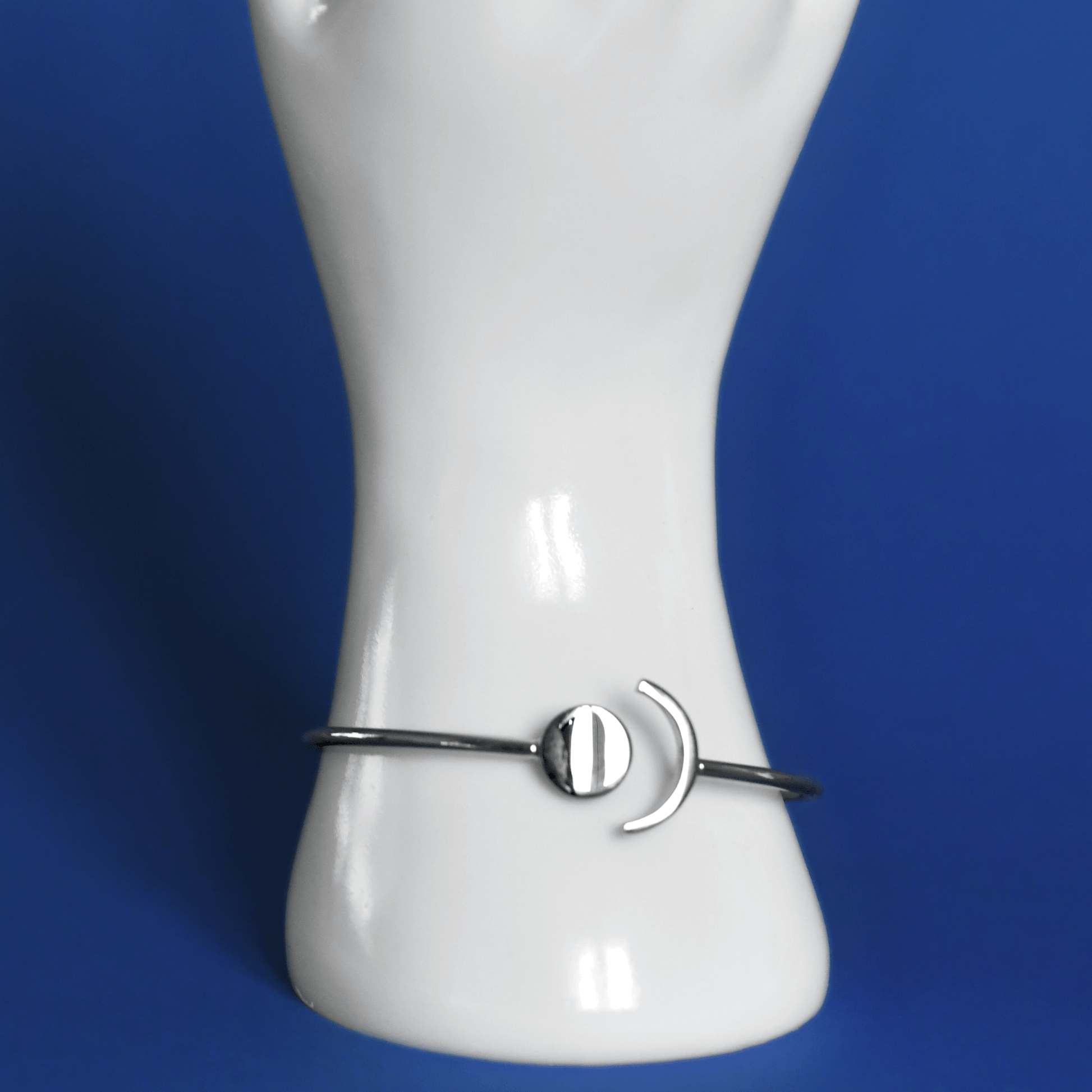 LUNISOL Stainless steel special bracelet in silver on hand - Alogan