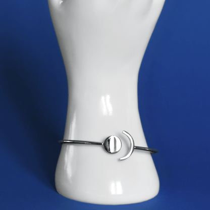 LUNISOL Stainless steel special bracelet in silver on hand - Alogan