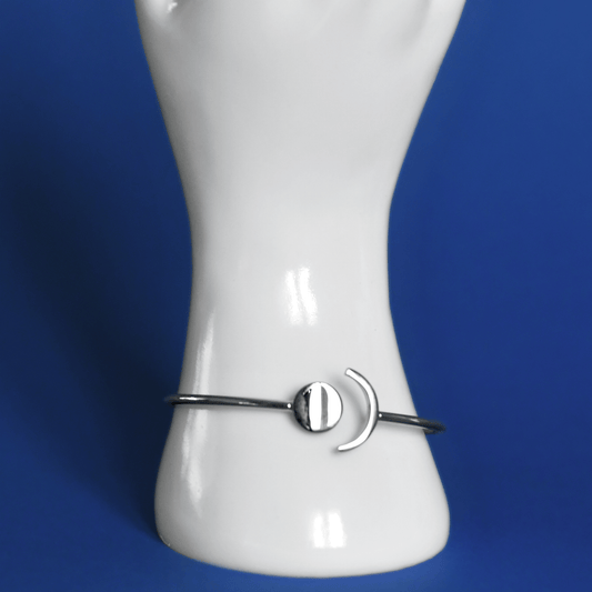 LUNISOL Stainless steel special bracelet in silver on hand - Alogan