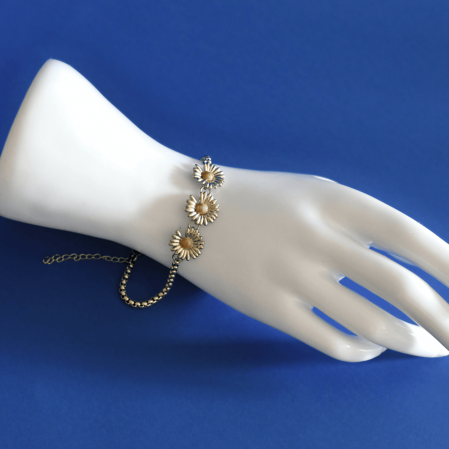METARITE stainless steel daisy flower bracelet in silver on hand - Alogan