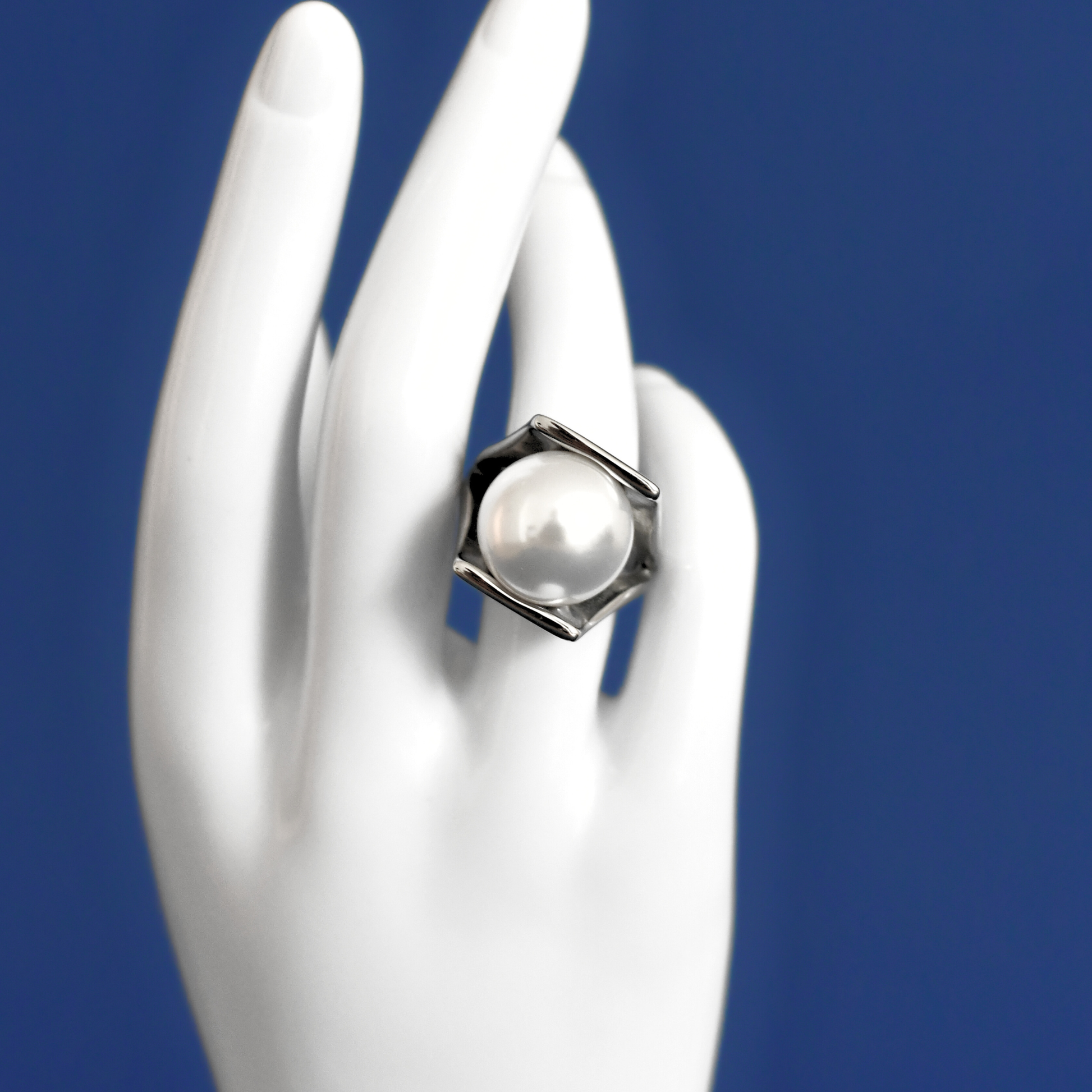 PERLANO stainless steel fashion design pearl ring on finger