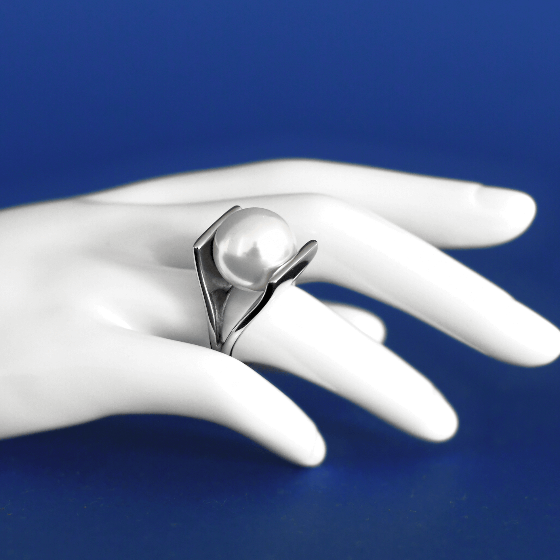 PERLANO stainless steel fashion design pearl ring on finger  - Alogan