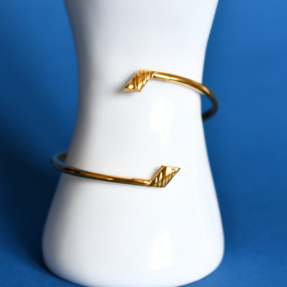 SABOLE stainless steel adjustable bracelet in gold open on hand- Alogan