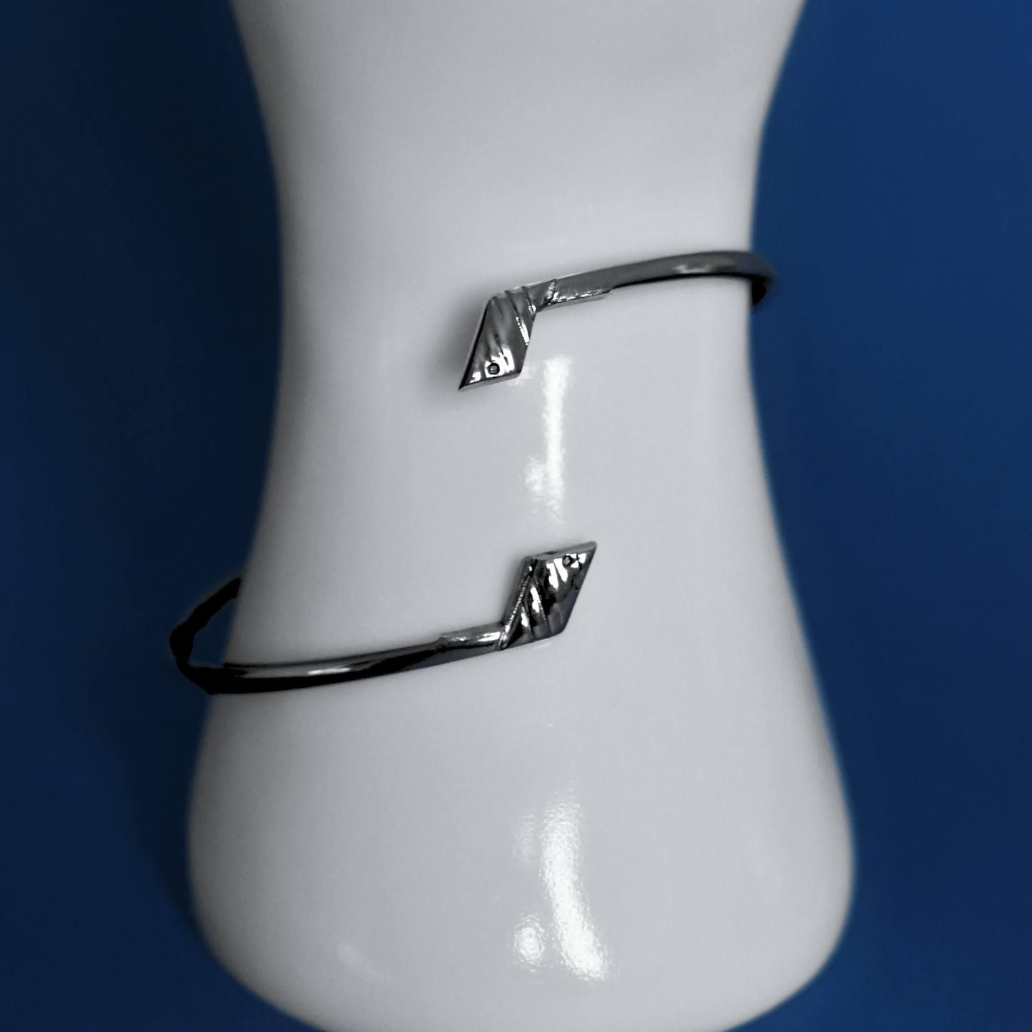SABOLE stainless steel adjustable bracelet in silver open on hand - Alogan