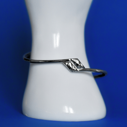 SABOLE stainless steel adjustable bracelet in silver closed on hand - Alogan
