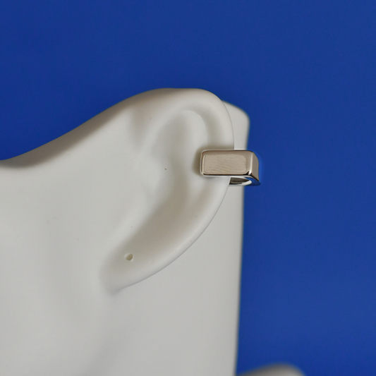 TESIR stainless steel ear cuffs in silver on ear - Alogan