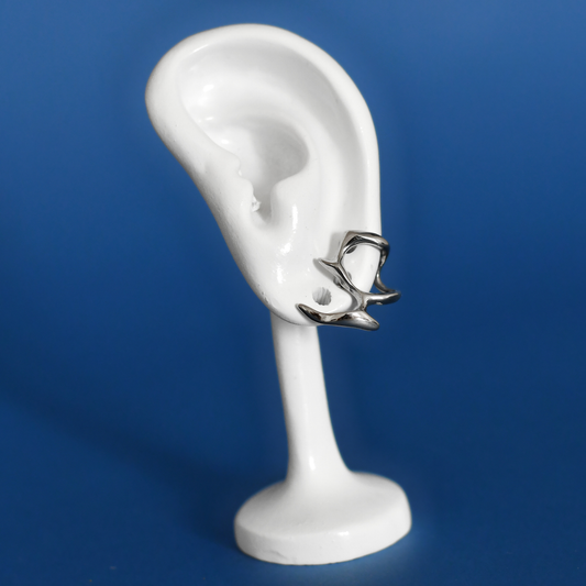 TRAME stainless steel earrings in silver on ear - Alogan